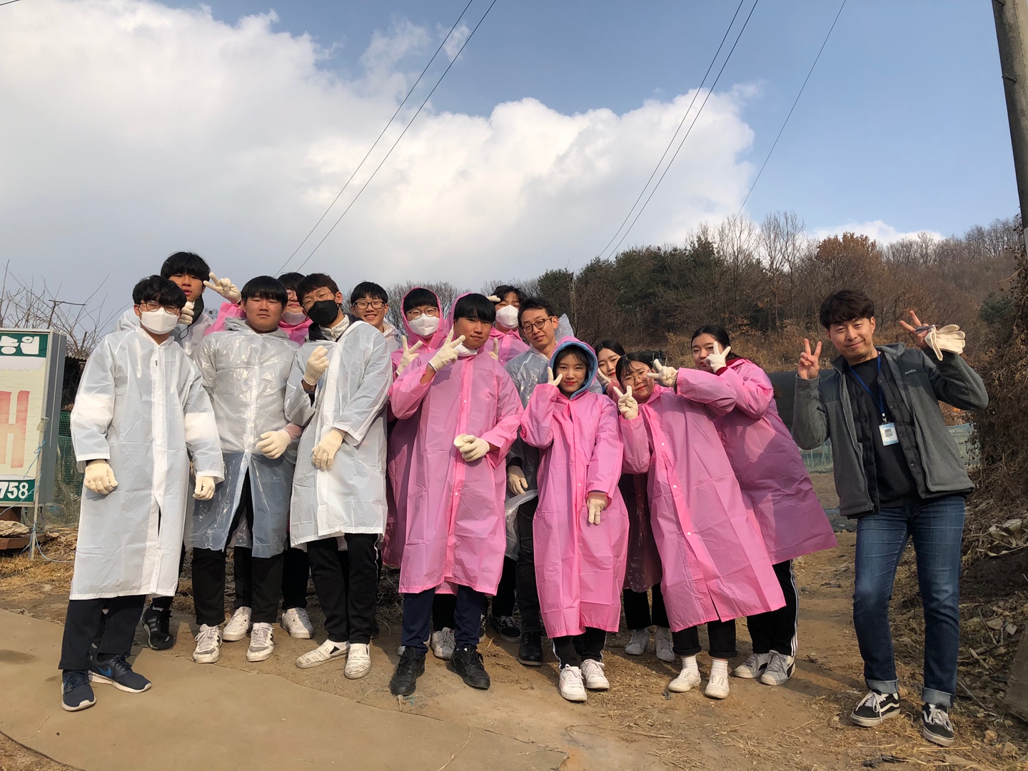 청학고등학교 학생회, 연탄나눔 진행 모습